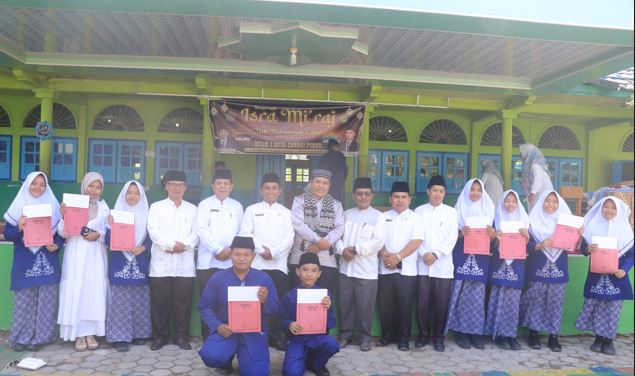 PENYERAHAN HADIAH PEMENANG LOMBA KULTUM DALAM RANGKA PERINGATAN ISRA MI'RAJ DI MTsN 1 KOTA SUNGAI PENUH