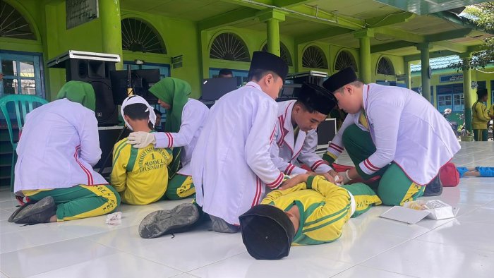 PMR MTsN 1 Kota Sungai Penuh Tampilkan Demo Simulasi Penanganan Luka dan Patah Tulang dalam Gerakan Nasional Aksi Bergizi