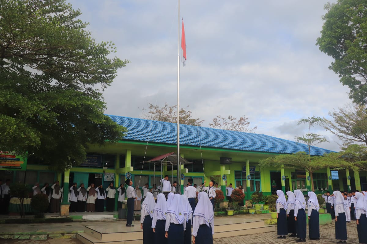 Upacara Peringatan Hari Kesaktian Pancasila di MTsN 1 Kota Sungai Penuh