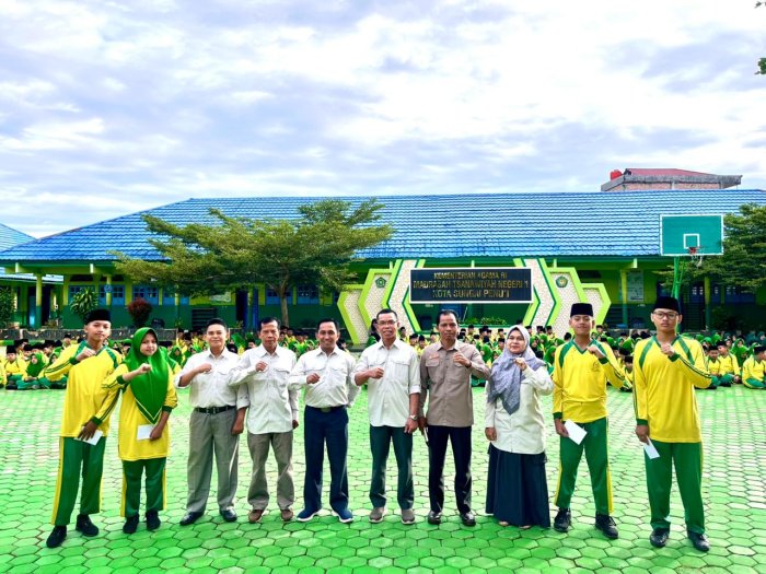 MTsN 1 Kota Sungai Penuh Kembali Berikan Penghargaan kepada Siswa Berprestasi MTsN 1 Kota Sungai Penuh Kembali Berikan Penghargaan kepada Siswa Berprestasi