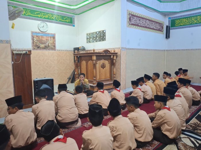 Zuhur Berjamaah Dilanjutkan dengan Kultum, Siswa Antusias Menyimak