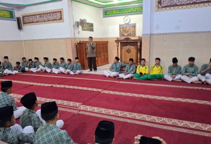 Sholat Dzuhur Berjamaah di MTsN 1 Kota Sungai Penuh Dilengkapi Ceramah Inspiratif