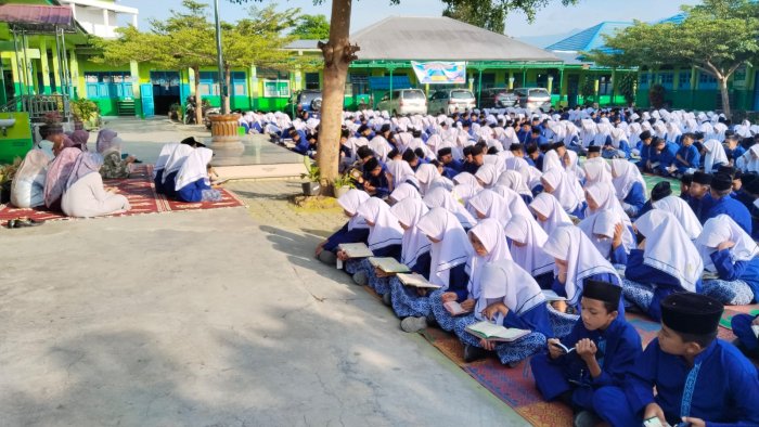 Dipimpin oleh Tim Qoriah MTsN 1 Sungai Penuh, Kegiatan Pembacaan Surah Yasin Berlangsung Dengan Penuh Khidmat