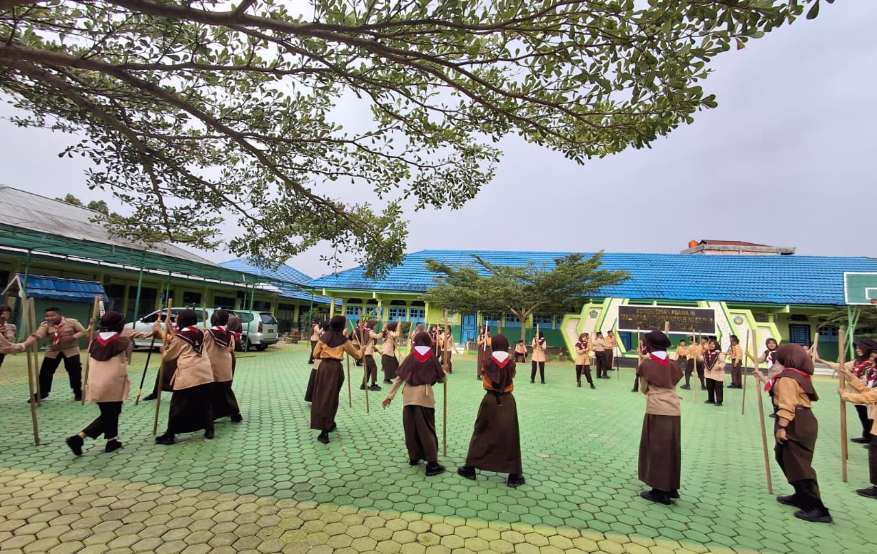 Siswa MTsN 1 Kota Sungai Penuh Antusias Ikuti Latihan Pramuka