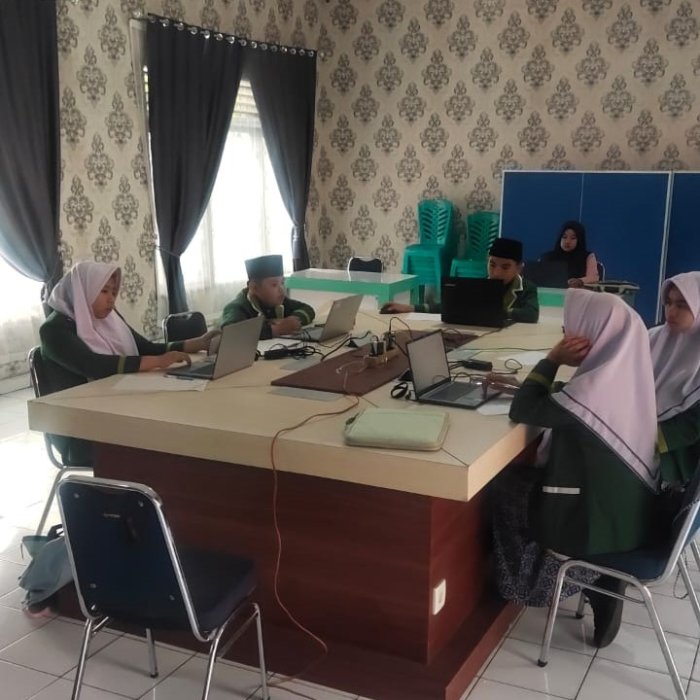 Persiapan Menuju OMI Provinsi, 5 Siswa MTsN 1 Kota Sungai Penuh Ikuti Simulasi dengan Penuh Semangat