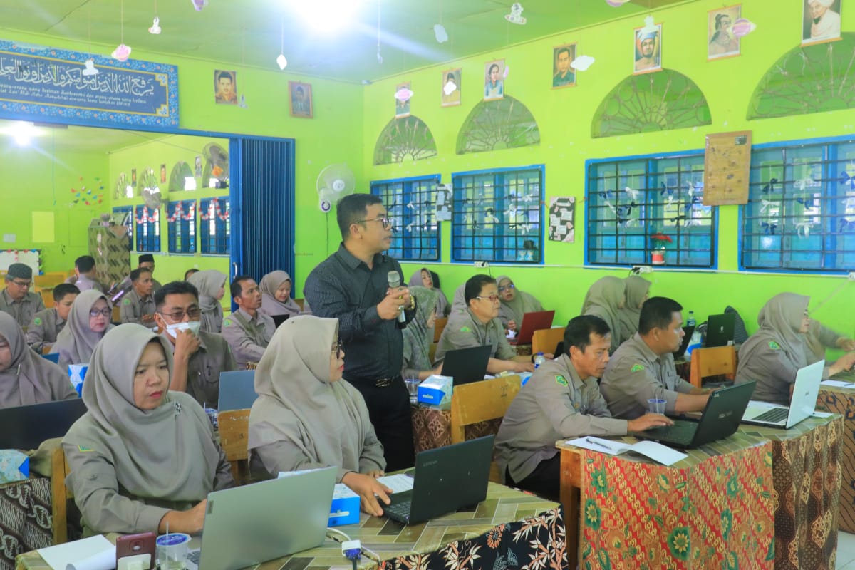 MTsN 1 Kota Sungai Penuh  Laksanakan Workshop Pemanfaatan Teknologi Artificial Intelligence ( AI ) Dalam Pembelajaran.