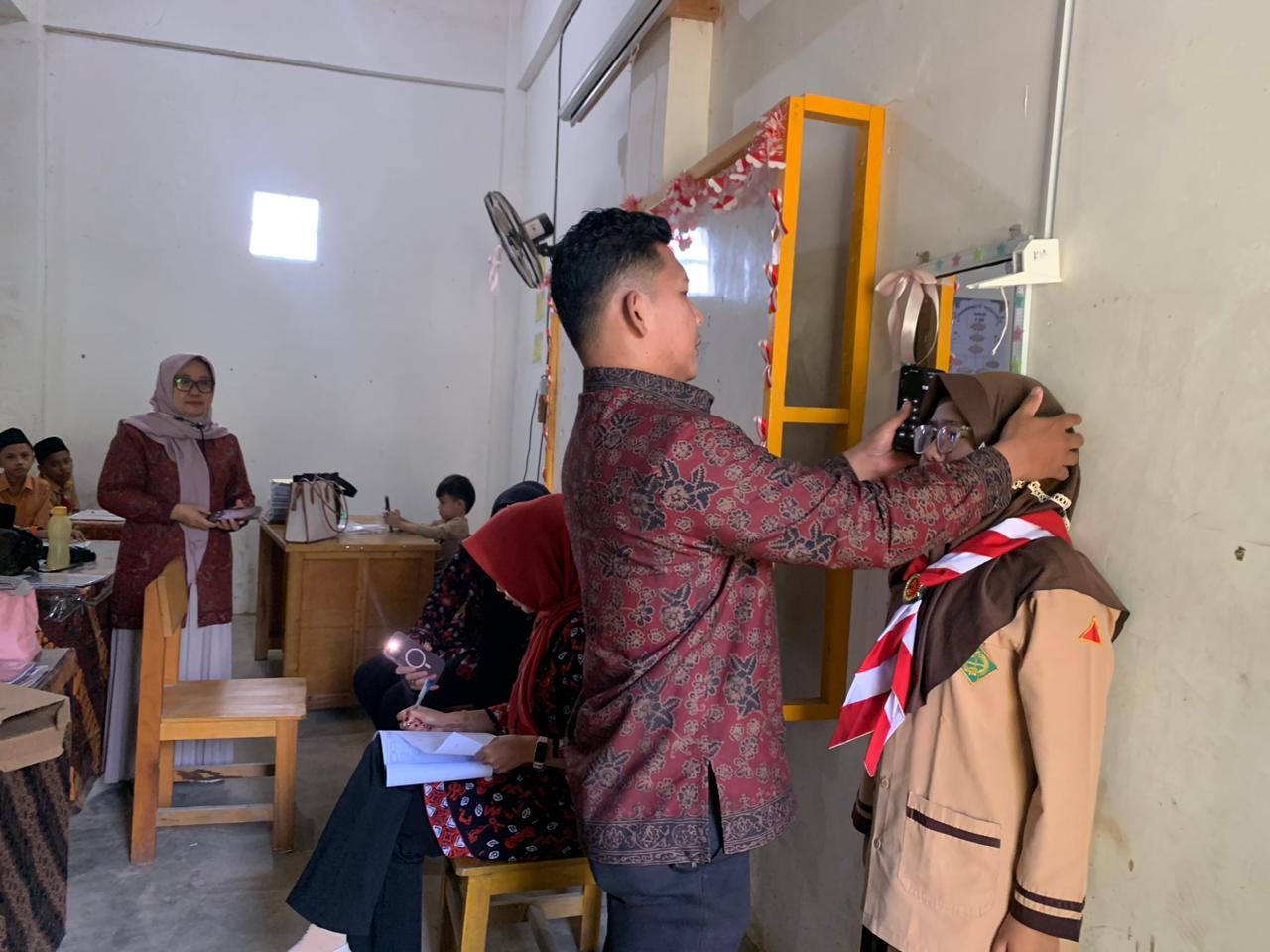 SISWA MTsN 1 KOTA SUNGAI PENUH JALANI CEK KESEHATAN GRATIS