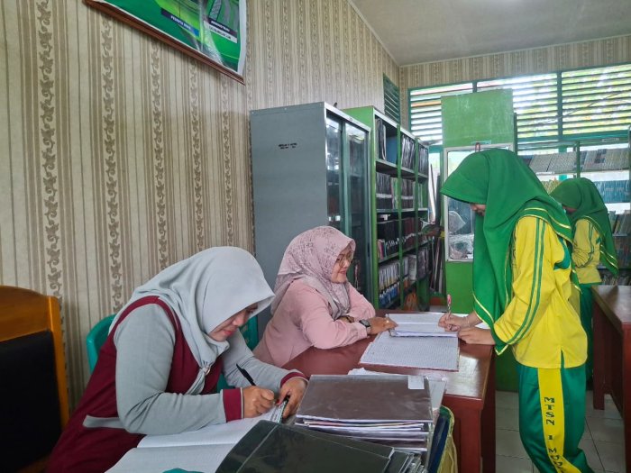 Pelayanan Penuh Semangat di Perpustakaan, Siswa Semakin Gemar Membaca