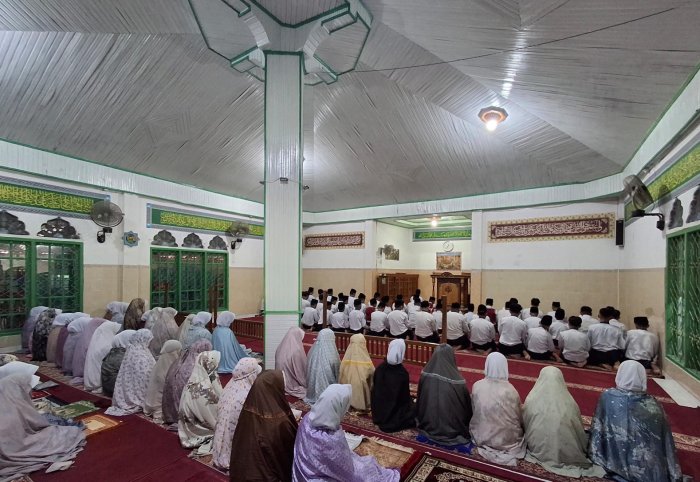 Awali Tahun Pelajaran dengan Pembiasaan Ibadah, Siswa MTsN 1 Kota Sungai Penuh Rutin Sholat Dzuhur Berjamaah Awali Tahun Pelajaran dengan Pembiasaan Ibadah, Siswa MTsN 1 Kota Sungai Penuh Rutin Sholat Dzuhur Berjamaah