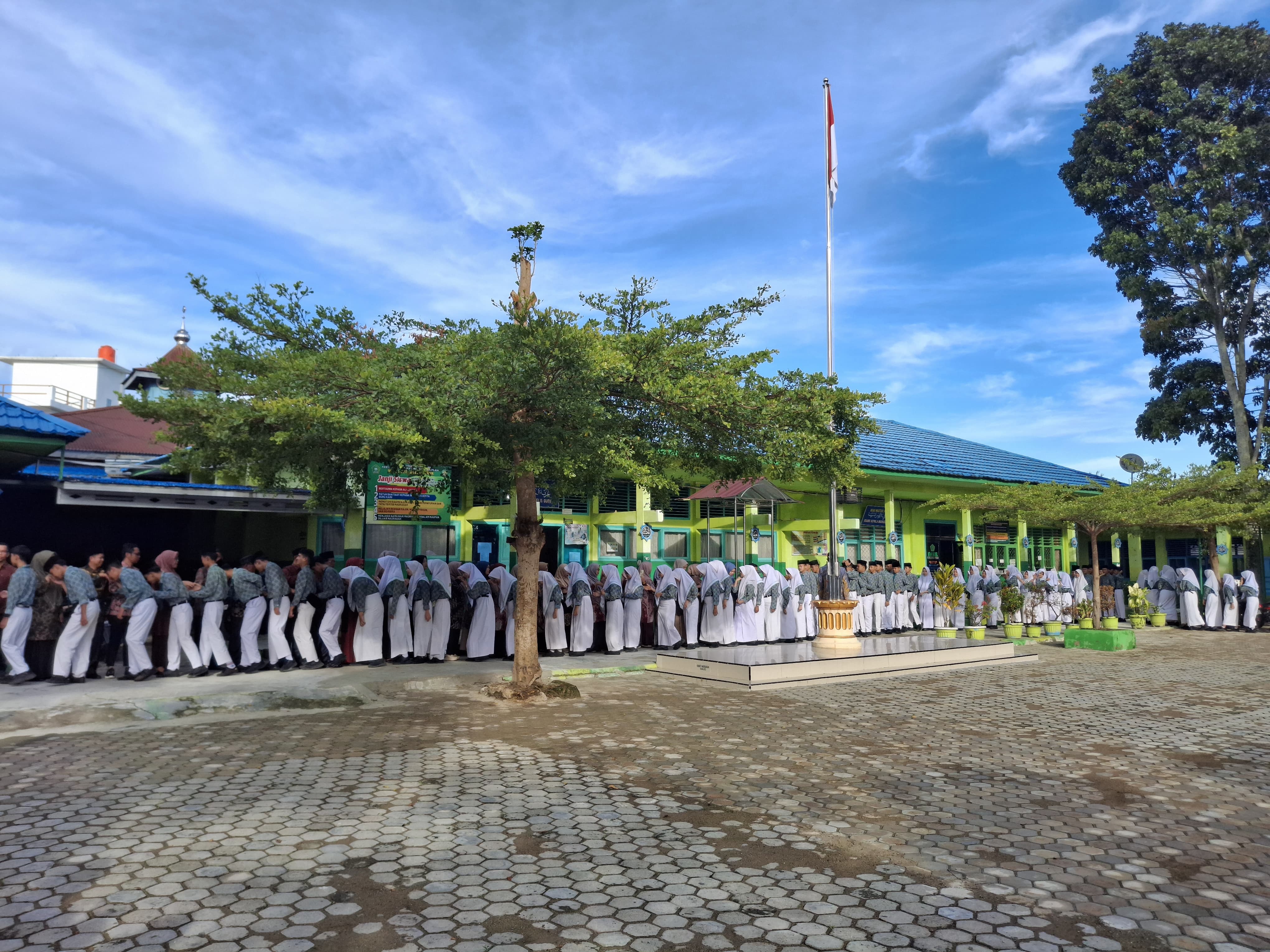 HARI PERTAMA MASUK MADRASAH PASCA LIBUR IDUL FITRI DI MTsN 1 KOTA SUNGAI PENUH: SUASANA PENUH KEBERSAMAAN DAN SILATURAHMI