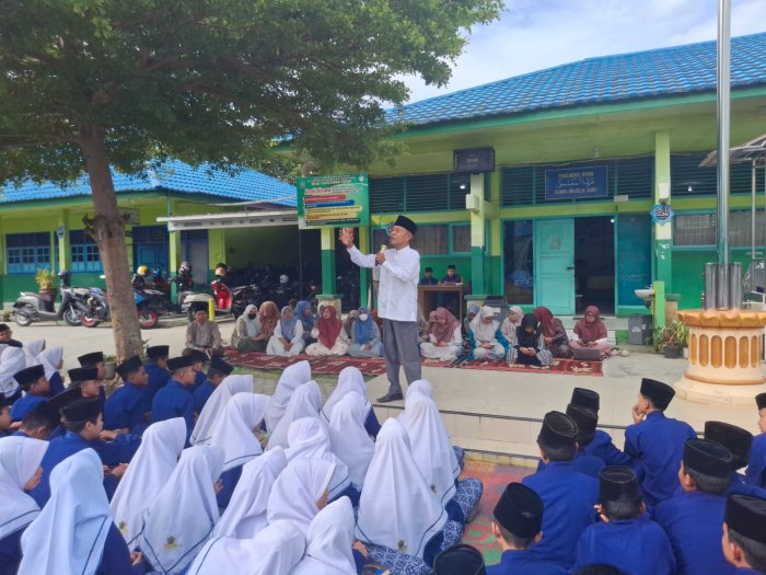 Semangat Ramadan, Siswa MTsN 1 Kota Sungai Penuh Mendengarkan Ceramah Agama