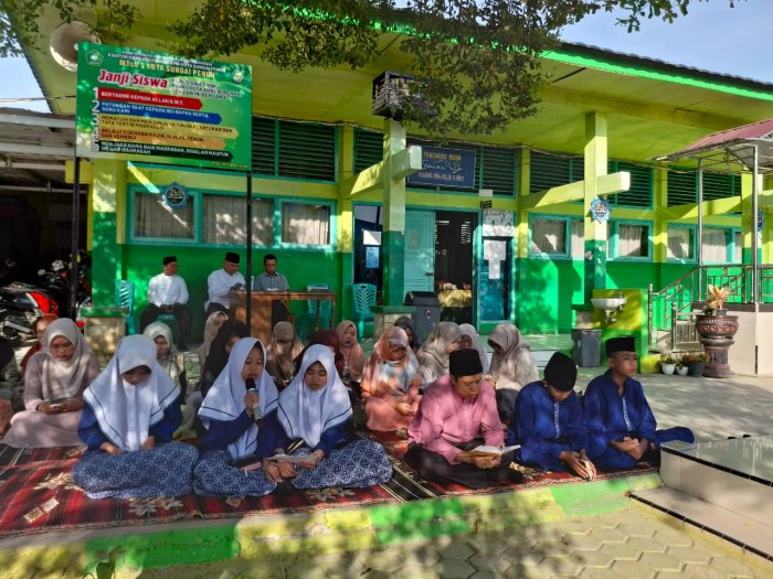 Pembacaan Asmaul Husna Merdu Iringi Penutup Kegiatan Yasinan di MTsN 1 Kota Sungai Penuh