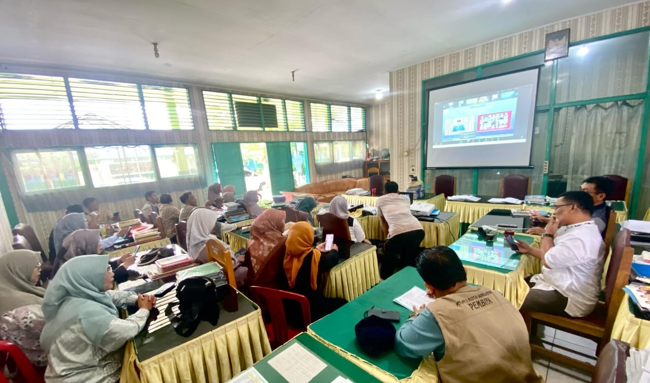 KEPALA MTsN 1 KOTA SUNGAI PENUH BERSAMA SELURUH TENAGA PENDIDIK IKUTI WEBINAR YANG DISELENGGARAKAN OLEH POKJAWAS KEMENTERIAN AGAMA PROVINSI JAMBI