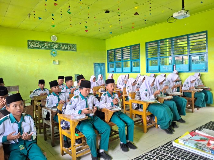 Siswa MTsN 1 Kota Sungai Penuh Awali dan Akhiri Pembelajaran dengan Doa Siswa MTsN 1 Kota Sungai Penuh Awali dan Akhiri Pembelajaran dengan Doa