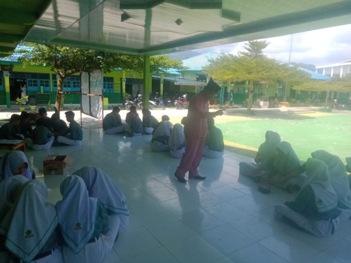 Praktik Induksi Elektromagnetik Warnai Pembelajaran IPA Kelas IX MTsN 1 Kota Sungai Penuh