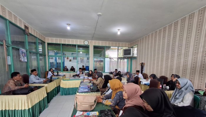 Kepala MTsN 1 Kota Sungai Penuh Pimpin Rapat Koordinasi Bersama Tenaga Pendidik dan Kependidikan Kepala MTsN 1 Kota Sungai Penuh Pimpin Rapat Koordinasi Bersama Tenaga Pendidik dan Kependidikan