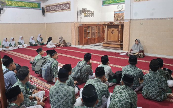Kegiatan Rutin Tahfidz Al-Quran di MTsN 1 Kota Sungai Penuh Berlangsung dengan Penuh Semangat Kegiatan Rutin Tahfidz Al-Quran di MTsN 1 Kota Sungai Penuh Berlangsung dengan Penuh Semangat