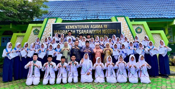 Pelantikan Anggota PMR MTsN 1 Kota Sungai Penuh Tahun Pelajaran 2025/2026