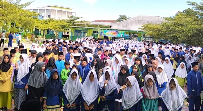 Lantunan Sholawat Merdu Warnai Peringatan Maulid Nabi di MTsN 1 Kota Sungai Penuh