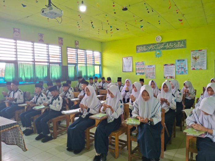 Langkah Belajar Dimulai Dengan Berdoa, Agar ilmu Tumbuh Penuh Makna.