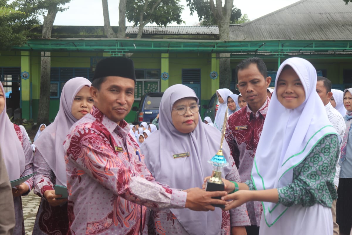 PENERIMAAN RAPOR HASIL BEAJAR SISWA DAN PENYERAHAN PENGHARGAAN KEPADA SISWA BERPRESTASI  PADA  SEMESTER GENAP TAHUN PELAJARAN 2023/2024 MTsN 1 KOTA SUNGAI PENUH 