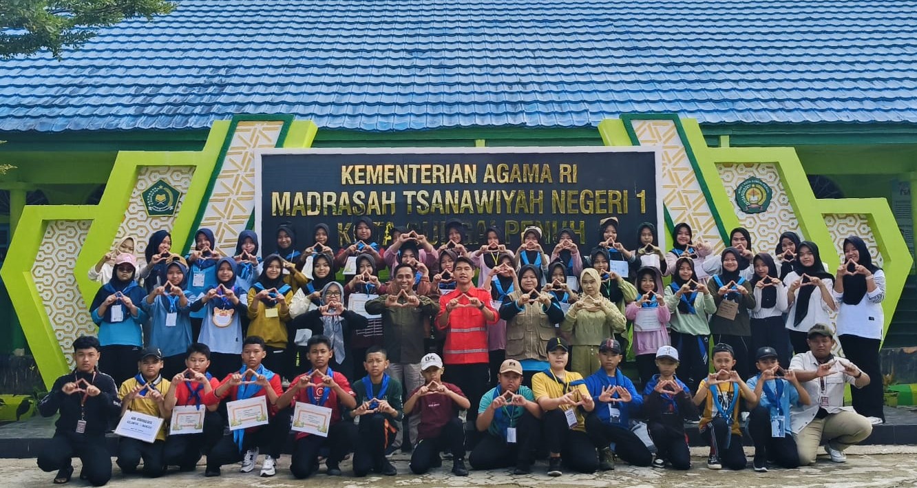 Kepala MTsN 1 Kota Sungai Penuh Bapak Soni Indra. S.PdI., M.Pd Membuka Secara Resmi Acara Latihan dan Pengukuhan Anggota PMR ( Palang Merah Remaja ) MTsN 1 Kota Sungai Penuh.