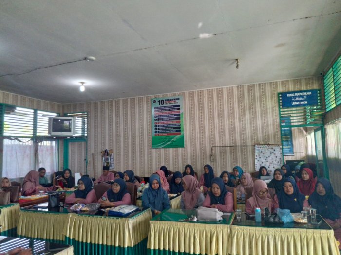 Kepala MTsN 1 Kota Sungai Penuh Pimpin Rapat Awal Semester Genap Tahun Pelajaran 2025/2026