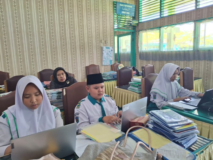 Simulasi OMI Mata Pelajaran IPS di MTsN 1 Kota Sungai Penuh Berjalan Sukses