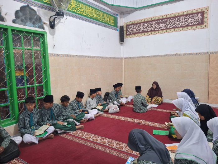 Siswa Antusias Setor Hafalan dalam Kegiatan Rutin Tahfidz Al- Quran