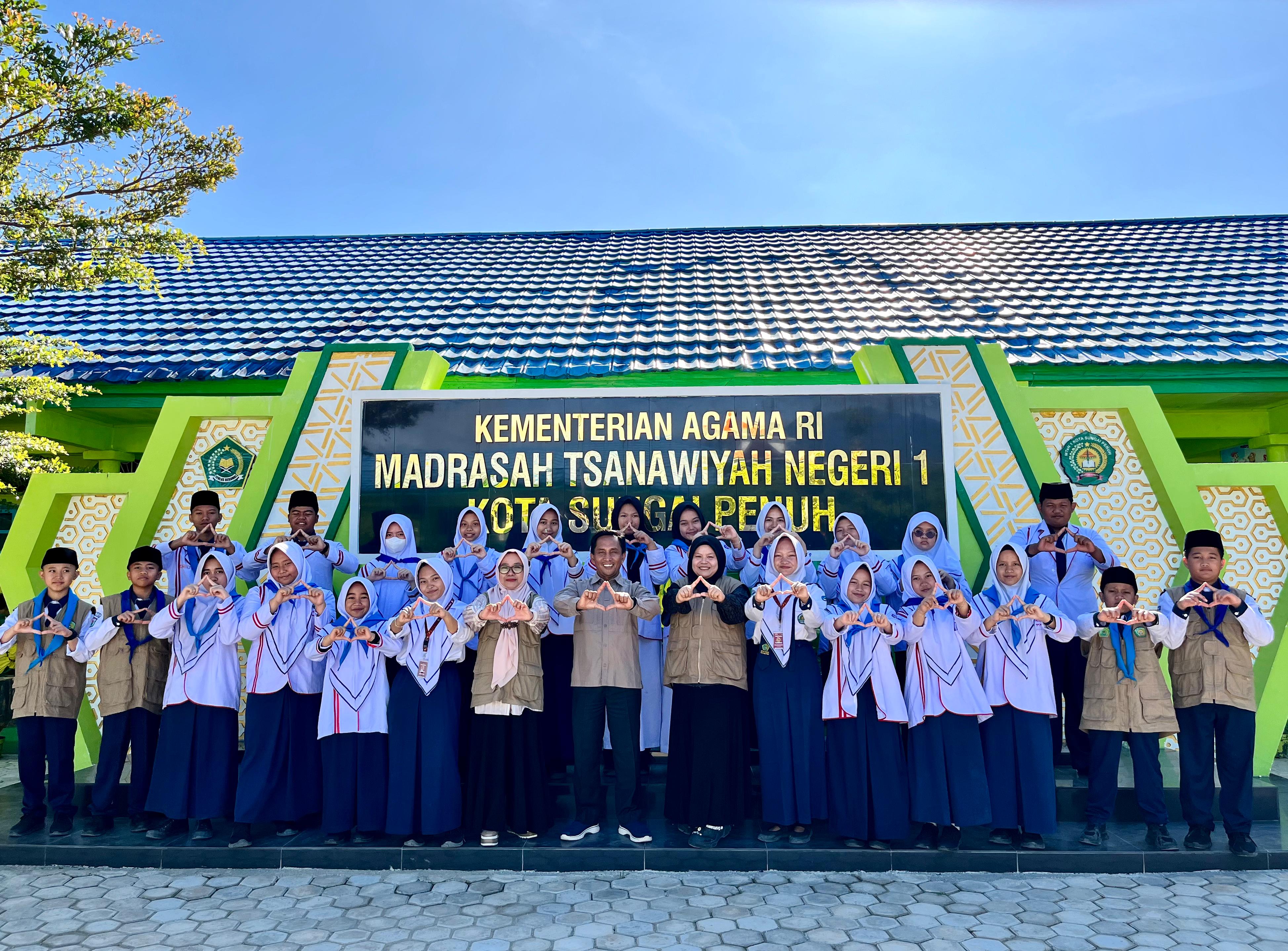 Kepala  MTsN 1 Kota Sungai (Soni Indra, S.PdI, M.Pd) Lantik Anggota PMR (Palang Merah Remaja) Madya MTsN 1 Kota Sungai Penuh