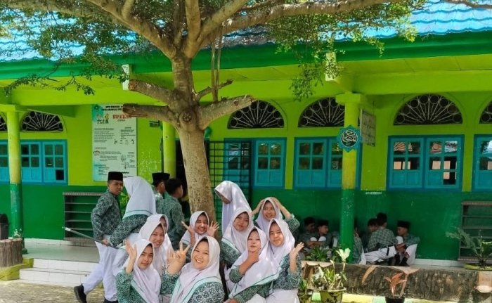 Lingkungan Asri, Siswa MTsN 1 Sungai Penuh Nikmati Waktu Istirahat di Bawah Pohon