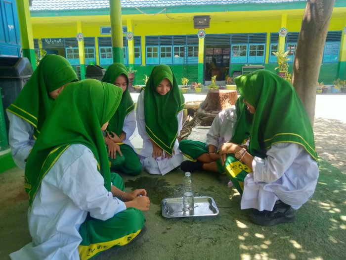 Siswa Antusias Mengikuti Pembelajaran IPA tentang Tekanan Fluida/ Zat Cair Pada Ruang Tertutup ( Hukum Pascal )