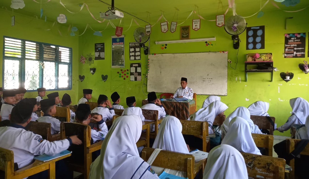 PELAJARAN TAHFIDZ QURAN DI MTsN 1 KOTA SUNGAI PENUH: MENUMBUHKAN SEMANGAT SISWA DALAM MENGHAFAL AL-QURAN