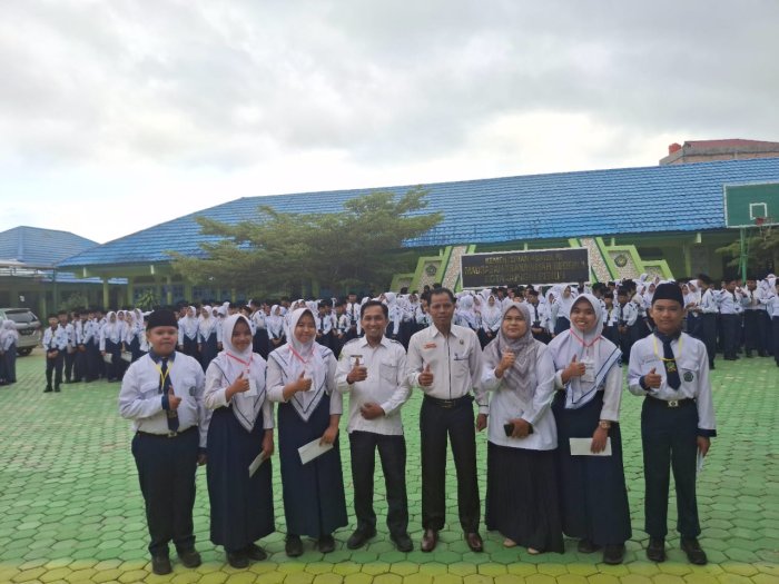 MTsN 1 Kota Sungai Penuh Berikan Penghargaan kepada 5 Siswa yang Lolos OMI Tingkat Provinsi Jambi