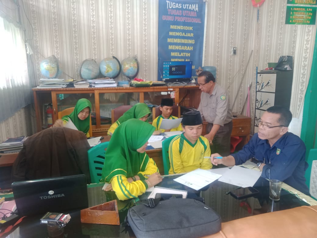 MENJELANG OLIMPIADE MADRASAH INDONESIA ( OMI ) MTsN 1 KOTA SUNGAI PENUH INTENSIFKAN PEMBINAAN SISWA