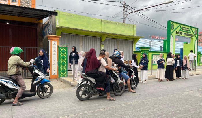 Semangat Berbagi di Bulan Ramadhan,  MTsN 1 Kota Sungai Penuh Berbagi Takjil