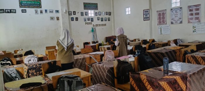 Petugas Piket UKM MTsN 1 Kota Sungai Penuh Laksanakan Cek Kebersihan Rutin Setiap Pagi