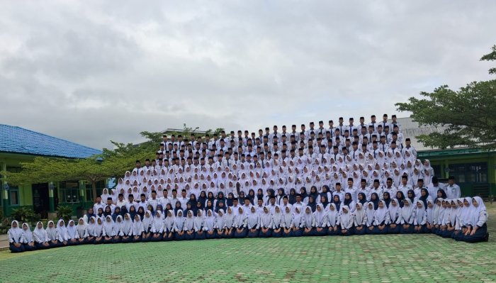 Momen Haru dan Ceria Warnai Pembuatan Foto dan Video Angkatan Kelas IX Tahun Pelajaran 2025/2026 . Momen Haru dan Ceria Warnai Pembuatan Foto dan Video Angkatan Kelas IX Tahun Pelajaran 2025/2026 .