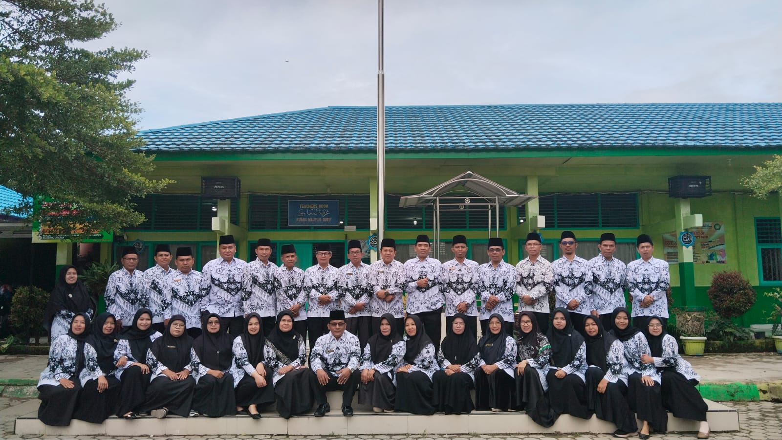 MTs Negeri 1 Kota Sungai Penuh Memperingati Hari Guru Nasional dan HUT PGRI ke -79 Tahun 2024