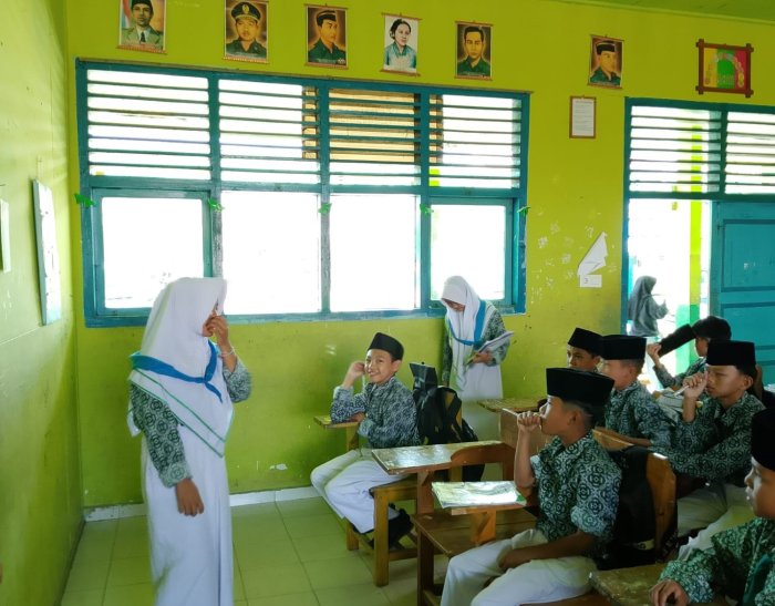 Pemeriksaan Kebersihan Kelas Rutin Dilakukan Oleh Petugas Piket UKM MTsN 1 Kota Sungai Penuh