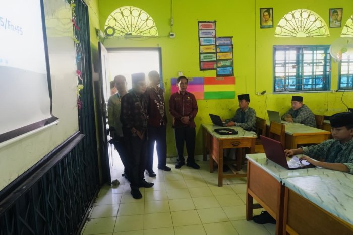 Kepala Kantor Kementerian Agama Kota Sungai Penuh Tinjau Pelaksanaan ANBK Tahun 2025 di MTsN 1 Kota Sungai Penuh