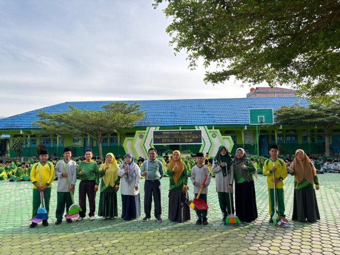 Kelas VIII E Raih Penghargaan Kelas Terbersih Bulan Januari