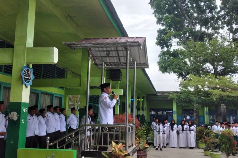 UPACARA BENDERA DI MTSN 1 KOTA SUNGAI PENUH: PEMBINA UPACARA TEKANKAN PENTINGNYA DISIPLIN.