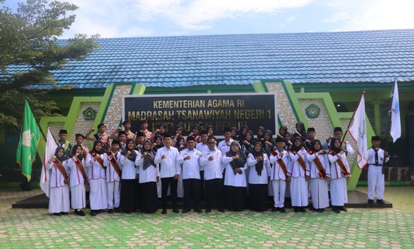 Kepala MTsN 1 Kota Sungai Penuh Lantik Pengurus Organisasi Madrasah Masa Bakti 2025/2026 Kepala MTsN 1 Kota Sungai Penuh Lantik Pengurus Organisasi Madrasah Masa Bakti 2025/2026