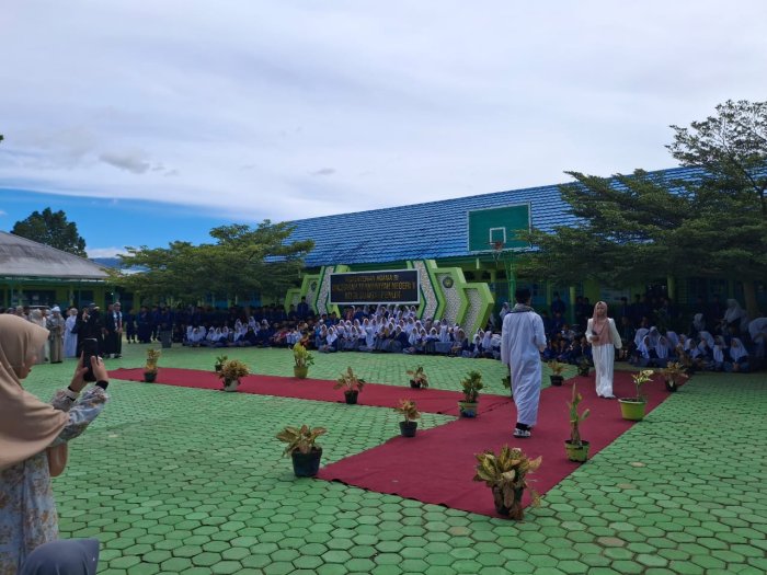 Kreatif dan Islami, Siswa MTsN 1 Kota Sungai Penuh Tampil Memukau dalam Muslim Fashion Show