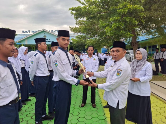 MTsN 1 Kota Sungai Penuh Beri Penghargaan kepada Pemenang Lomba Barisan Indah