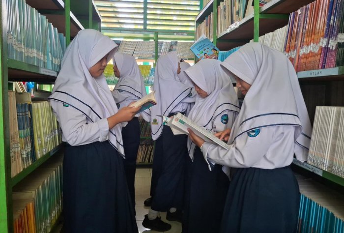 Siswa MTsN 1 Kota Sungai Penuh Manfaatkan Jam Istirahat untuk Kunjungi Perpustakaan