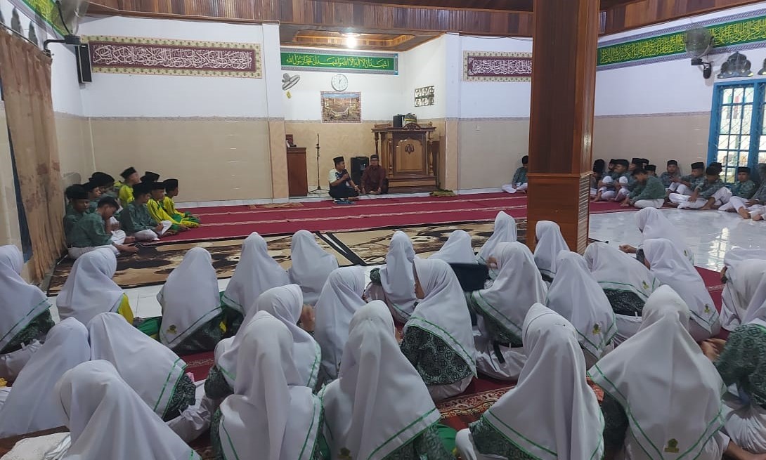 PEMBINAAN AKHLAK SISWA SETELAH SHOLAT DZUHUR BERJAMAAH DI MTsN 1 KOTA SUNGAI PENUH