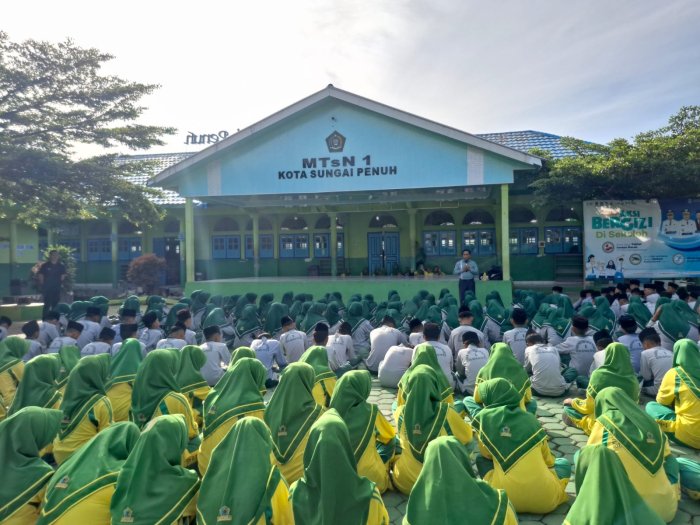 Kepala MTsN 1 Kota Sungai Penuh Berikan Arahan dan Motivasi Belajar kepada Siswa
