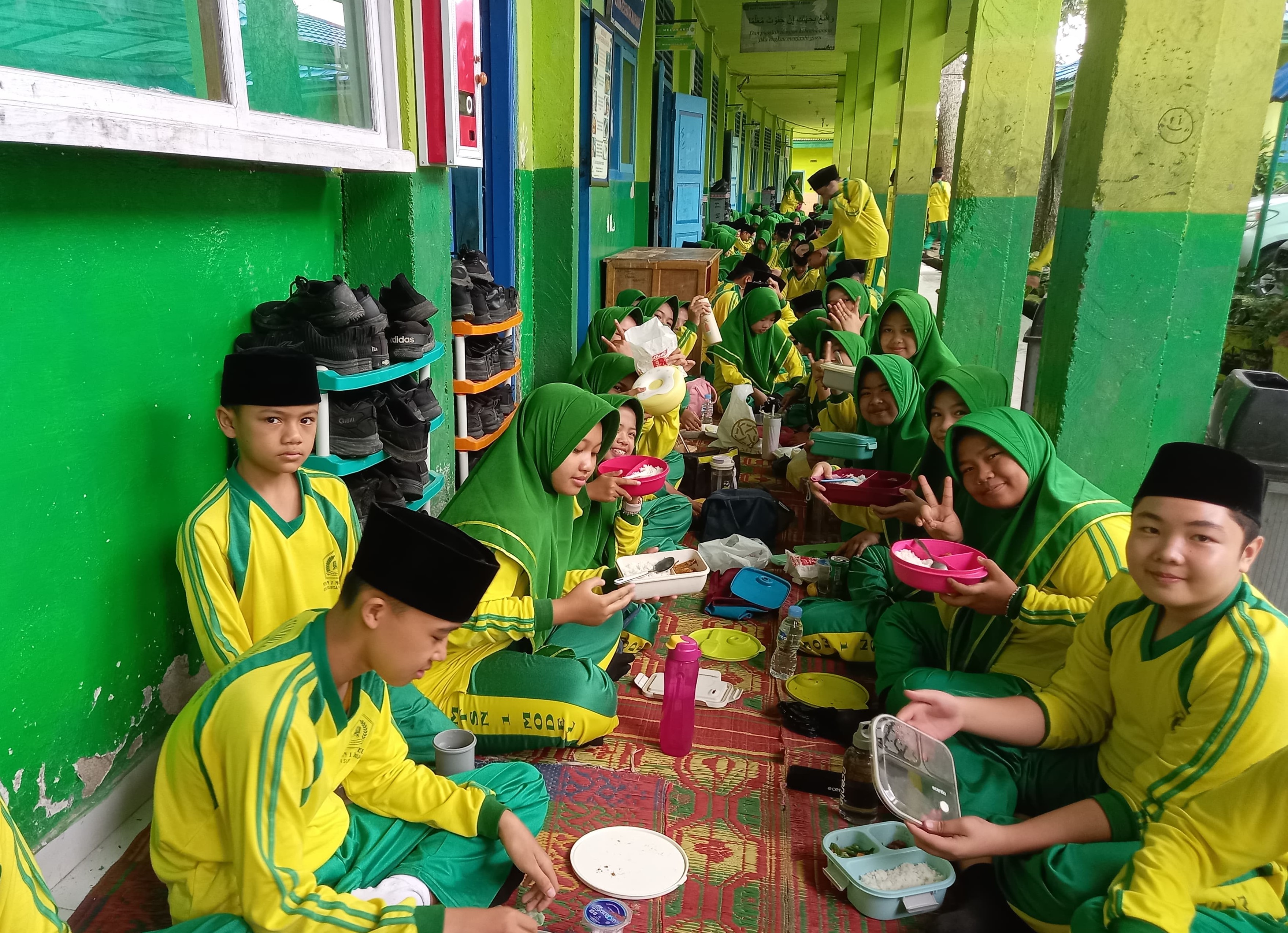 KEGIATAN SARAPAN BERSAMA DI MTsN 1 KOTA SUNGAI PENUH